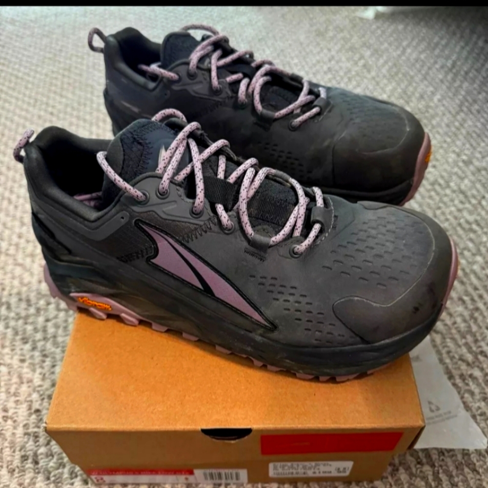 Womens W Olympus 5 Hike LOW GTX size 8 gray/black shoes